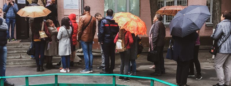 Второй тур выборов Президента: жители Киева выстаивают очереди для смены места голосования