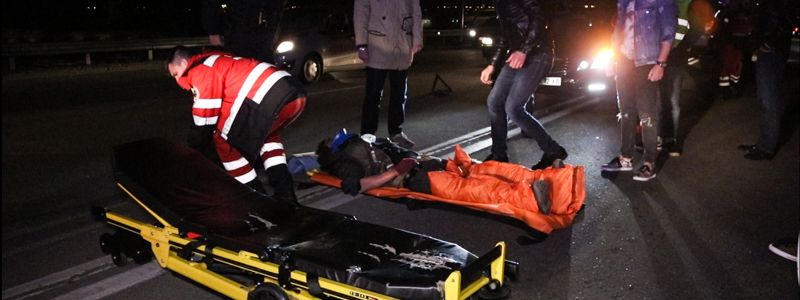 В Киеве на Днепровской набережной мужчина прыгнул под колеса BMW