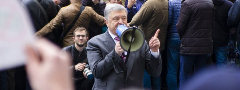 Дебаты Порошенко на НСК "Олимпийский", взрывы под КГГА и сквер с "сюрпризом": неделя в фото