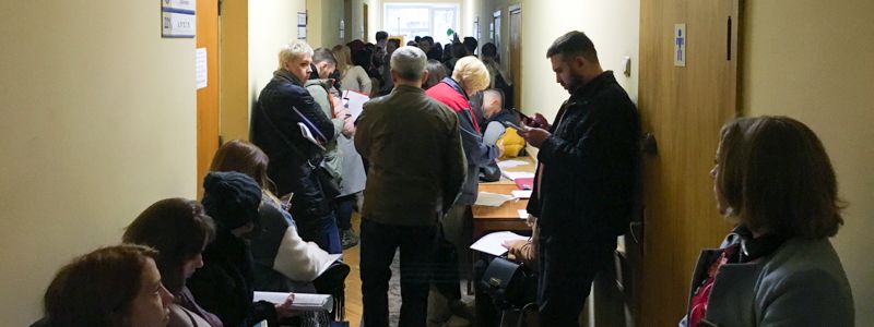 Последний день для изменения места голосования: жители Киева выстаивают огромные очереди