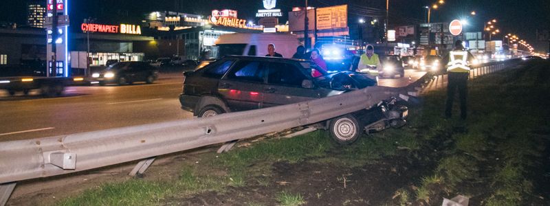 В Киеве ВАЗ пересек пять полос Окружной поперек и влетел в отбойник
