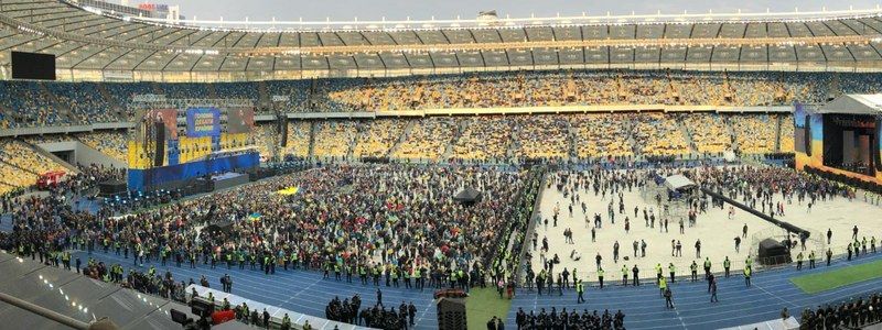 Дебаты Порошенко и Зеленского, пропажа альпинистов в Канаде и обвинение Apple в мошенничестве: ТОП новостей дня