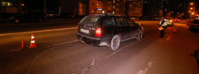 В Киеве на проспекте Науки Skoda сбила мужчину на пешеходном переходе