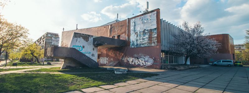 В Киеве планируют отремонтировать кинотеатр "Братислава": сколько потратят и как выглядит сейчас