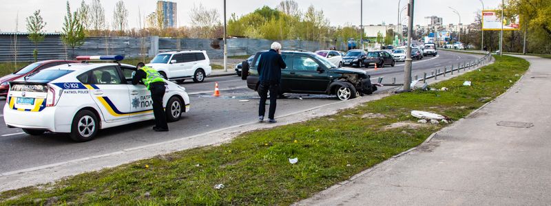 В Киеве на Позняках Land Rover врезался в Peugeot и отлетел в столб