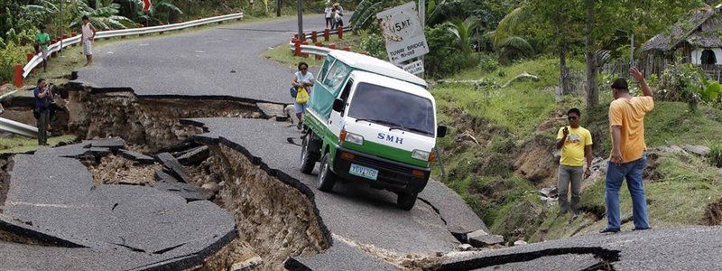 На Филиппинах произошло мощное землетрясение, в Стамбуле обрушился дом и самовозгорание Tesla: ТОП новостей дня