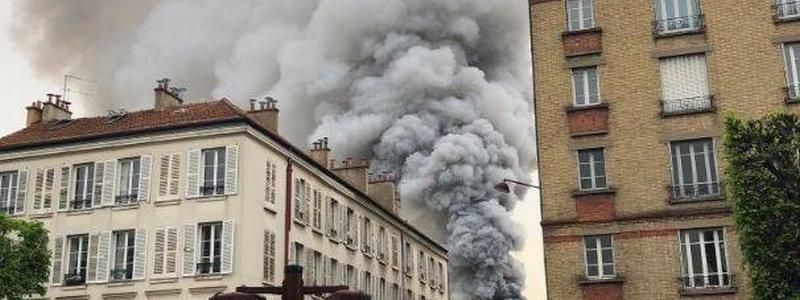 Смерть на выборах в Индонезии, атака хакеров на посольства Европы и пожар в Версале: ТОП новостей дня