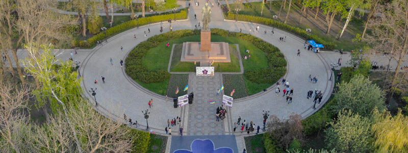 В Киеве в парке Шевченко разложили огромный фиолетовый цветок: кто и зачем