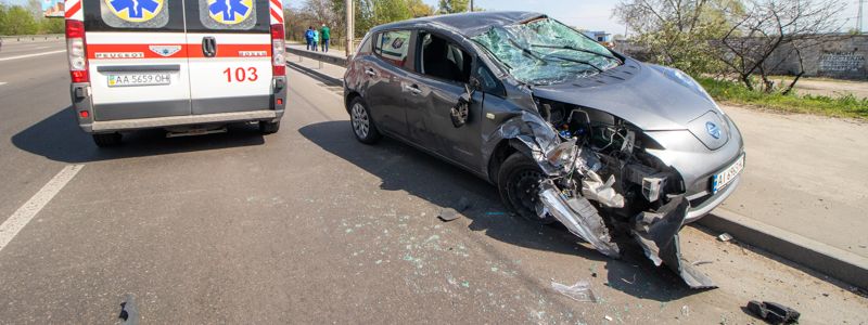 В Киеве на Оболони Renault въехал в Nissan и перевернул его