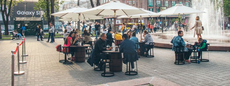 Устрицы, вино и брызги фонтанов: как отдыхали жители Киева накануне Пасхи