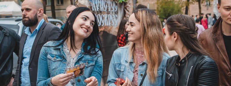 Жители Киева с играми и концертом празднуют Пасху на Михайловской площади