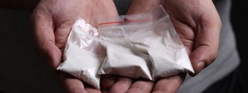 В Киеве мужчина разбрасывал наркотики из окна