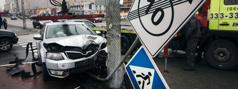 В Киеве водитель Skoda не поделил дорогу с Lanos и влетел в столб