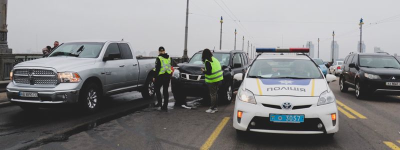 В Киеве на мосту Патона Nissan влетел в Lexus: образовалась пробка