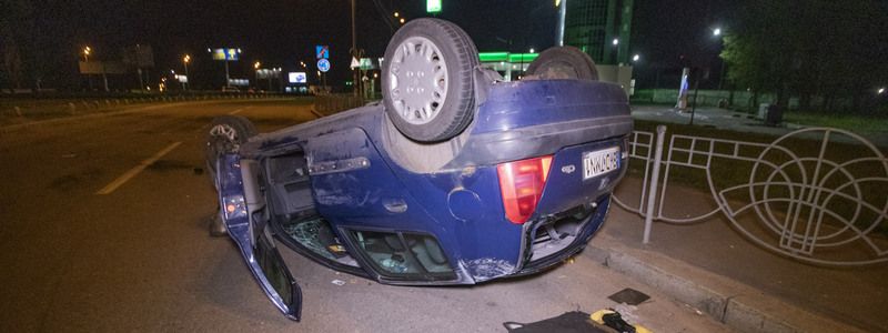 В Киеве возле станции метро "Бориспольская" Renault вылетел на встречку и перевернулся: видео момента аварии