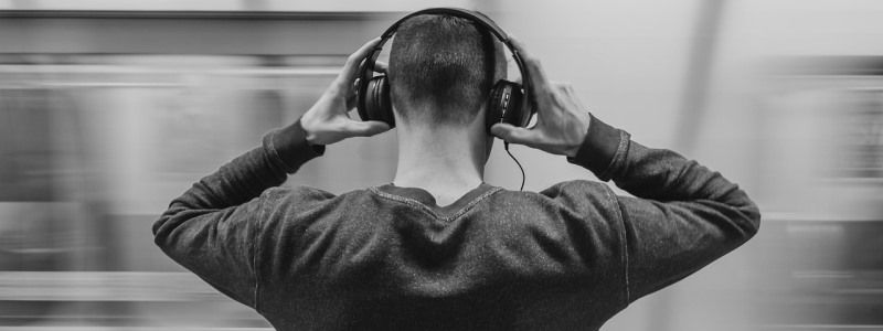 Под Киевом поезд сбил подростка в наушниках