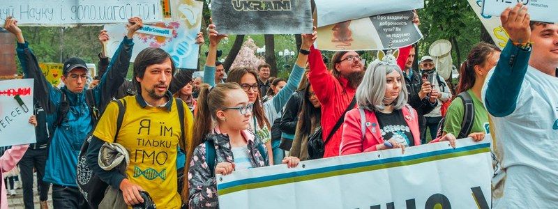 Полеты над мостами в Киеве, запуск вареника в космос и дождливые праздники: неделя в фото