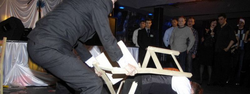 Под Киевом в кафе мужчина избил стулом полицейского