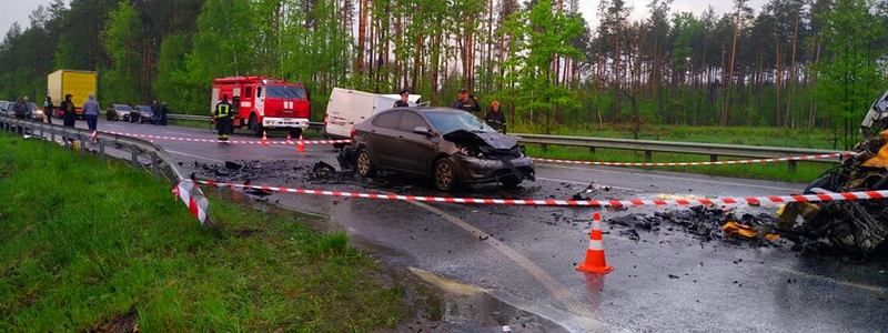 Под Киевом в аварию попали три автомобиля: водителя Fiat вырезали спасатели