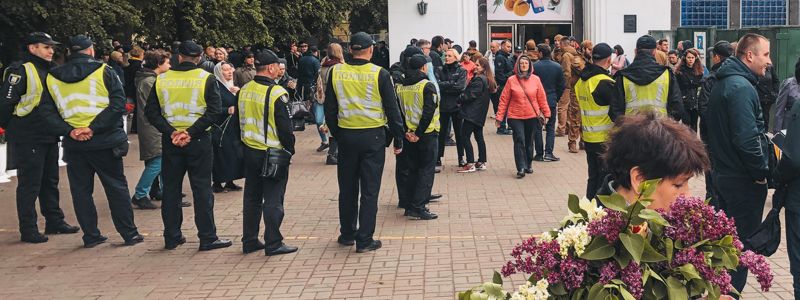 В центре Киева на акции "Бессмертный полк" люди с криками бросались под машину полиции: что произошло