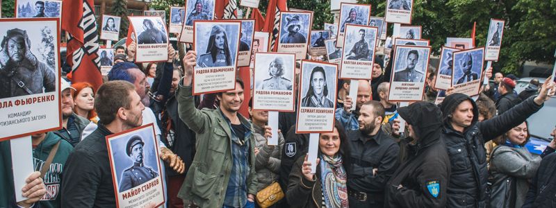 В Киеве Сталин-Танос, Мстители-"диды" и интернет-воины пытались прорваться в Парк Вечной Славы