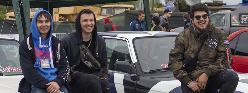 Фестиваль Old Car Land в музее авиации в лицах: ищи себя на фото