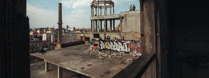 Заброшенный Киев: что скрывает мрачный недострой на Почтовой площади