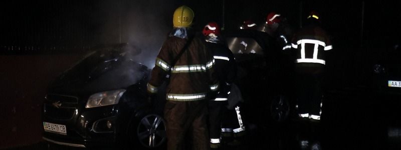В Киеве трое мужчин во дворе дома подожгли Сhevrolet и сбежали