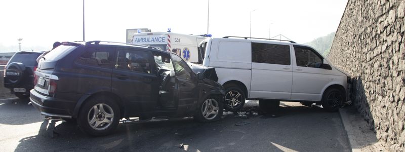 На Набережном шоссе в Киеве пьяный водитель SsangYong отправил Volkswagen в стену