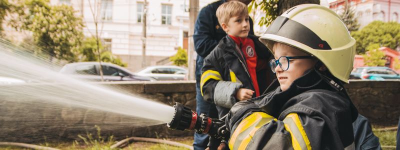 В Киеве в парке Шевченко "работали" маленькие пожарные, полицейские и врачи: как это было