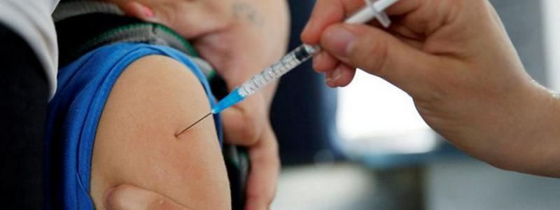 В Украине отменили возрастные ограничения на бесплатные прививки от кори