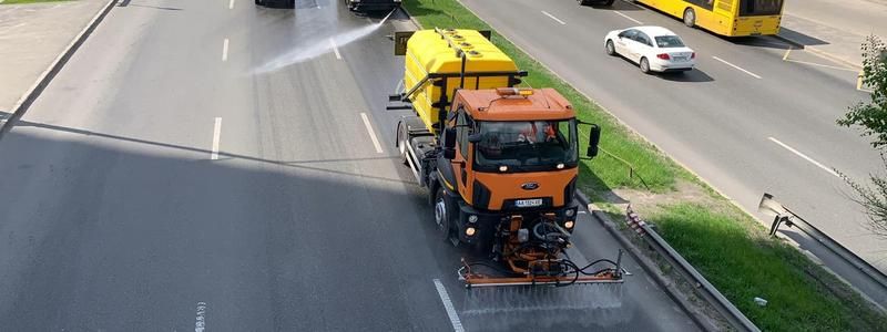 В Киеве начали мыть дороги моющим средством