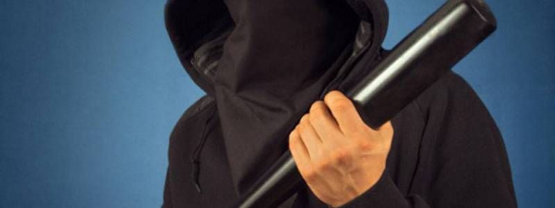 Под Киевом четверо бандитов проникли в дом и избили семейную пару