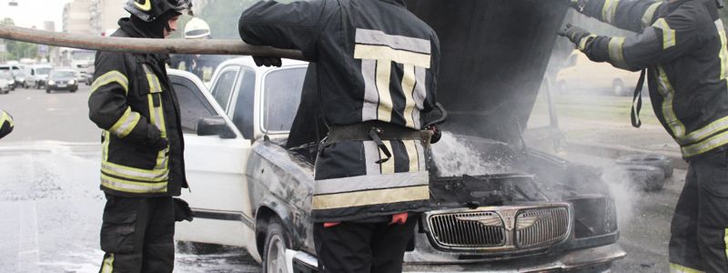 В Киеве на Автозаводской посреди дороги вспыхнула "Волга"