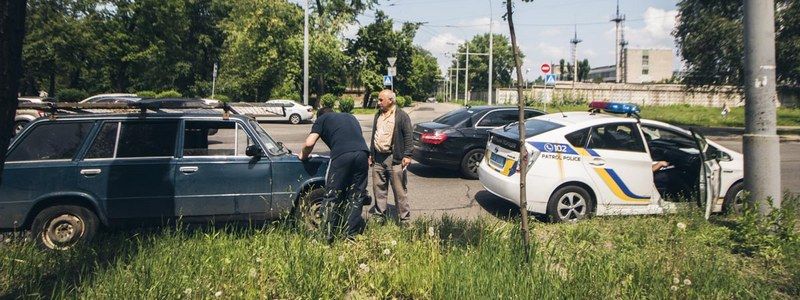 В Киеве возле станции метро "Дорогожичи" ВАЗ сбил женщину