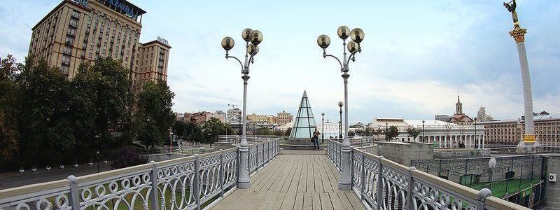 В Киеве на три месяца закроют пешеходный мост на Институтской