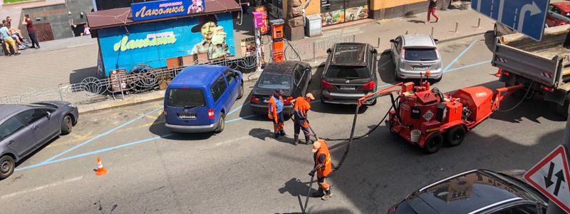 В центре Киева коммунальщики чинят дорогу: перекрыта часть площади