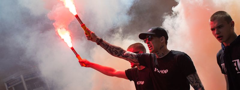 В центр Киева вышли националисты с фаерами: что они требовали от Зеленского