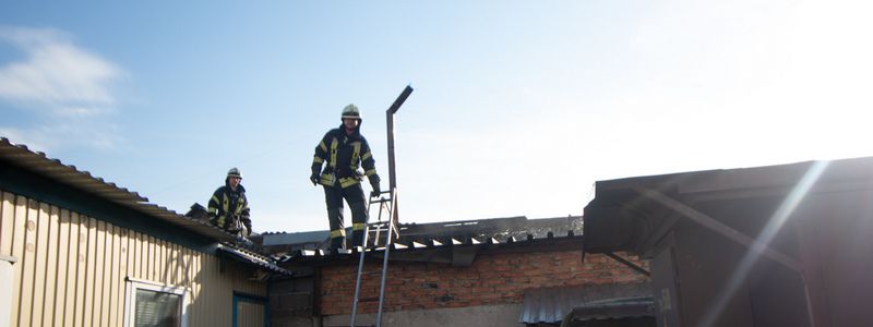 В Киеве на Оболони горел склад с деревом
