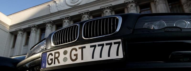 Россиянин вылез на Эйфелеву башню, штрафы за «евробляхи» отсрочили, а в протестах в Индонезии погибли люди: ТОП новостей дня