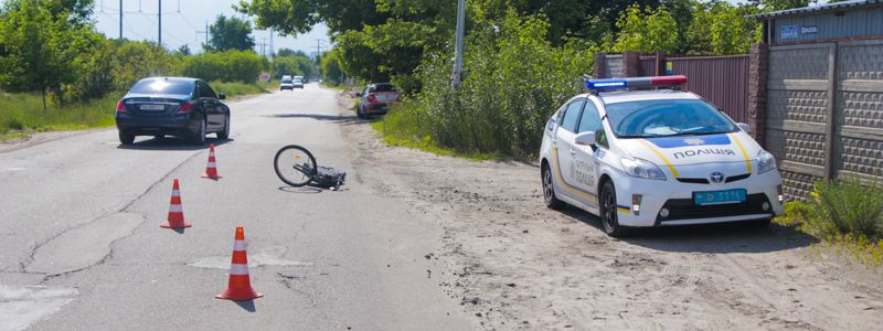 В Киеве на Осокорках подросток на самодельном мопеде врезался в Renault