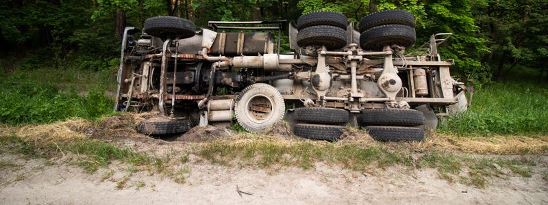 Под Киевом груженая бетономешалка вылетела в кювет и перевернулась
