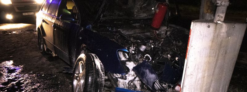 В Киеве возле Жулянского моста Volkswagen влетел в столб и загорелся