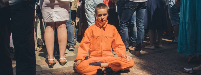 Новый пешеходный мост в Киеве, инаугурация Зеленского и "Пробег под каштанами": неделя в фото