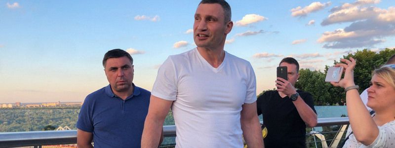 Новый пешеходный мост в Киеве вновь открылся: в каком состоянии пол и комментарий Кличко