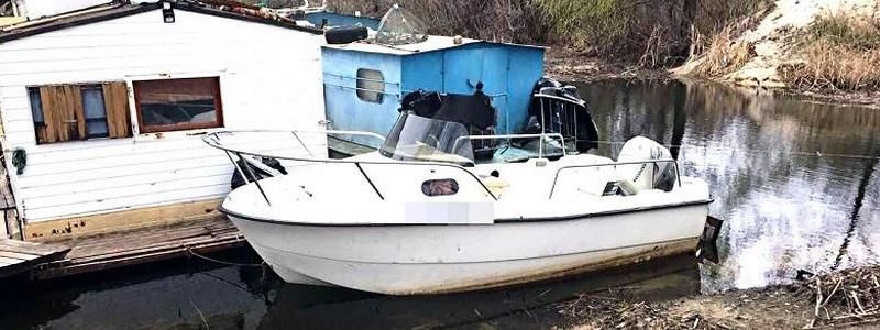 В Киеве работник СТО угнал катер и поехал кататься с женщинами по реке