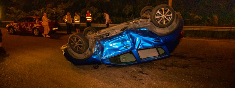 Под Киевом на повороте на Чайку Lanos протаранил Renault и перевернул его