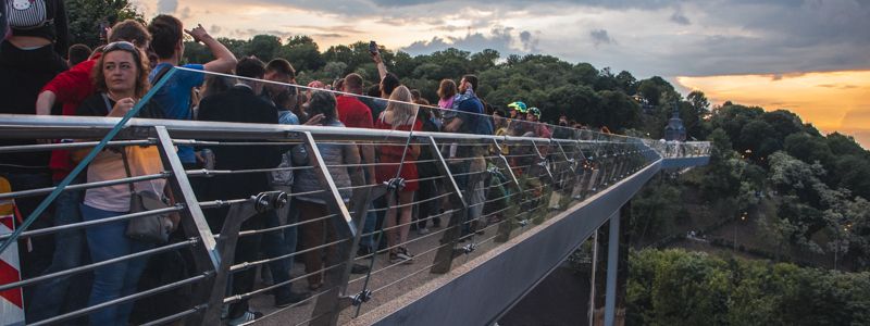 Сколько людей уже побывали на пешеходно-велосипедном мосту в Киеве и какие проблемы это вызвало