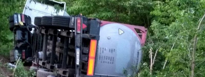 Под Киевом DAF c цистерной вылетел в кювет и перевернулся