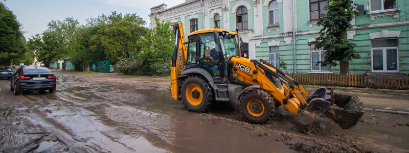 В Киеве на Железнодорожном шоссе во время испытаний прорвало трубу